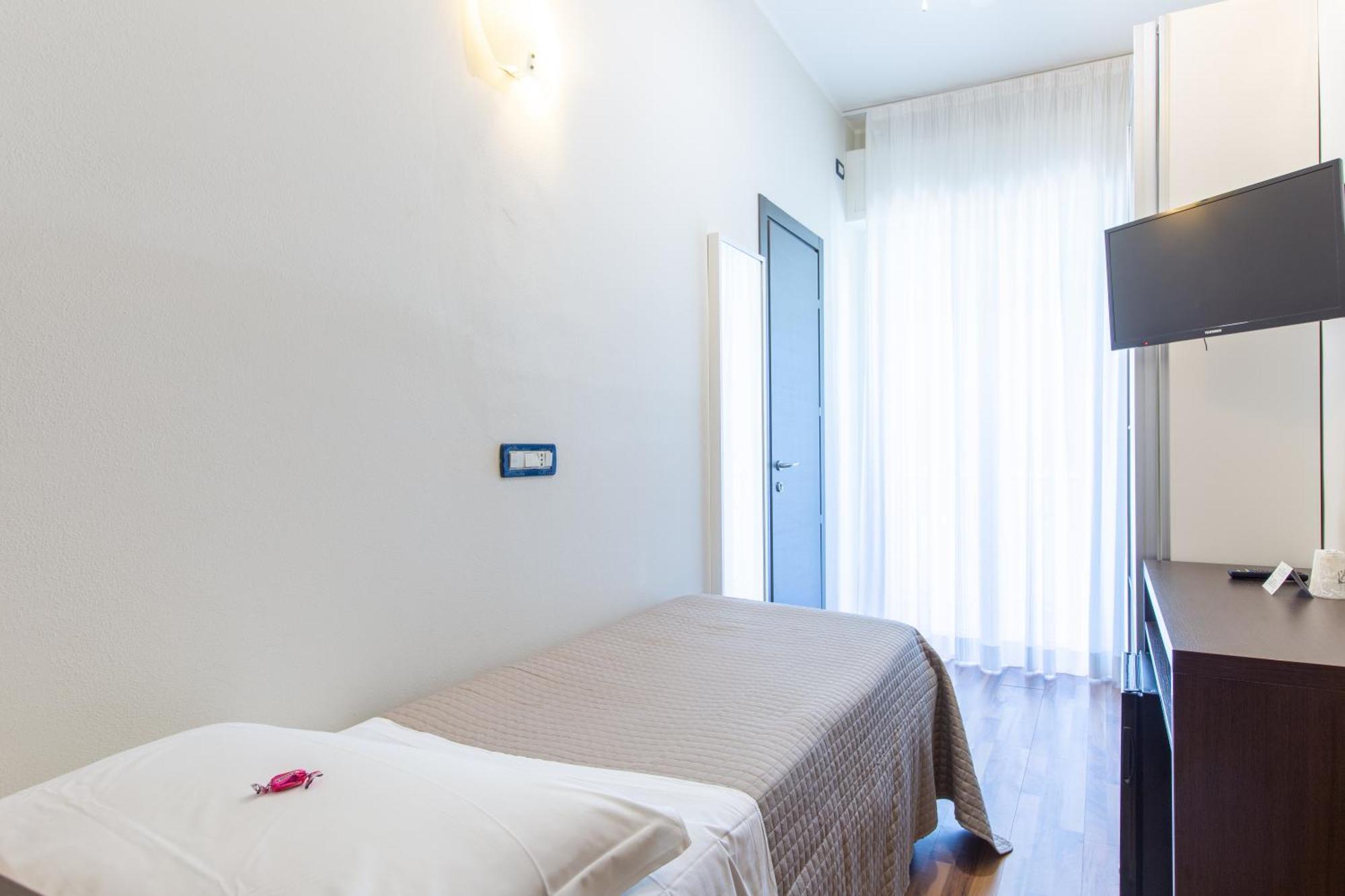 Hotel Gardenia Римини Экстерьер фото